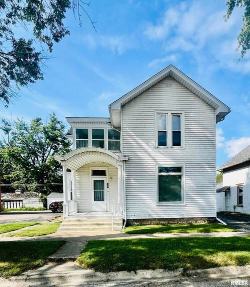 105 E Evergreen St, Elmwood, IL, 61529-9696 | Card Image