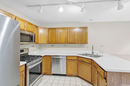 924 Millcreek Cir, Elgin, IL, 60123-2327 | Card Image