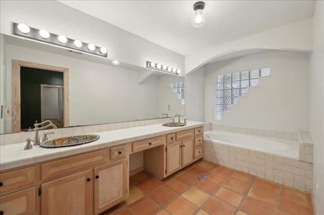 1010 Yaupon Trl, House other with 5 bedrooms, 3 bathrooms and 3 parking in Sour Lake TX | Image 19