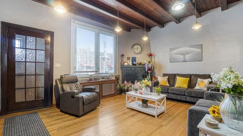 2521 Yates Ave, Bronx, NY, 10469-5310 | Card Image