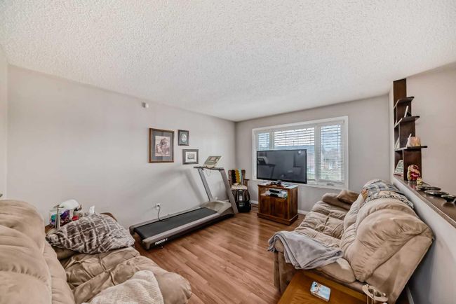 3816 Dover Ridge Drive Se, Home with 3 bedrooms, 1 bathrooms and 2 parking in Calgary AB | Image 8