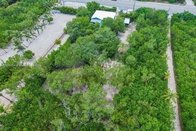 58704 Overseas Hwy, House other with 2 bedrooms, 1 bathrooms and null parking in Marathon FL | Image 2