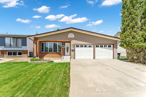 1226 24 St Se, Medicine Hat, AB, T1B1V9 | Card Image