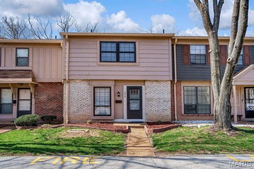 234 Carmel Woods Dr, Ellisville, MO, 63021-4225 | Card Image