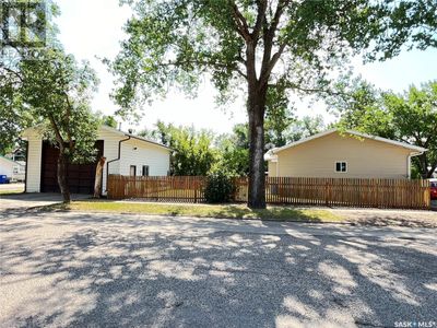 202 Hood St, House other with 3 bedrooms, 2 bathrooms and null parking in Maple Creek SK | Image 3