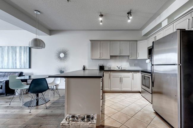 406 - 2422 Erlton Street Sw, Home with 2 bedrooms, 2 bathrooms and 1 parking in Calgary AB | Image 1