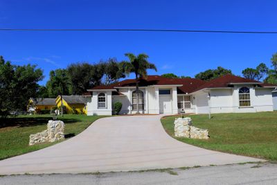 3217 Se Quay Street, House other with 3 bedrooms, 2 bathrooms and null parking in Port St Lucie FL | Image 2