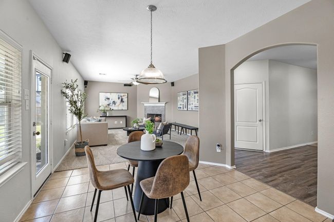 Eat-in kitchen area. | Image 11