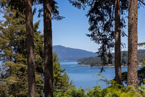 7084 Willis Point Rd, Victoria, BC, V9E2A1 | Card Image