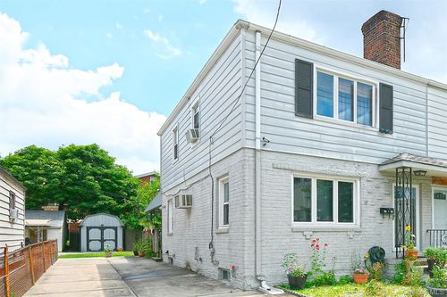 63-05 138th St, Flushing, NY, 11367-1121 | Card Image