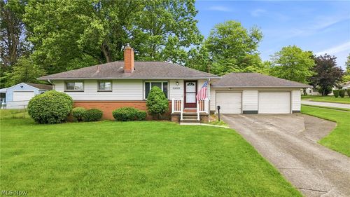 3195 Sunnybrooke Dr, Youngstown, OH, 44511-2823 | Card Image