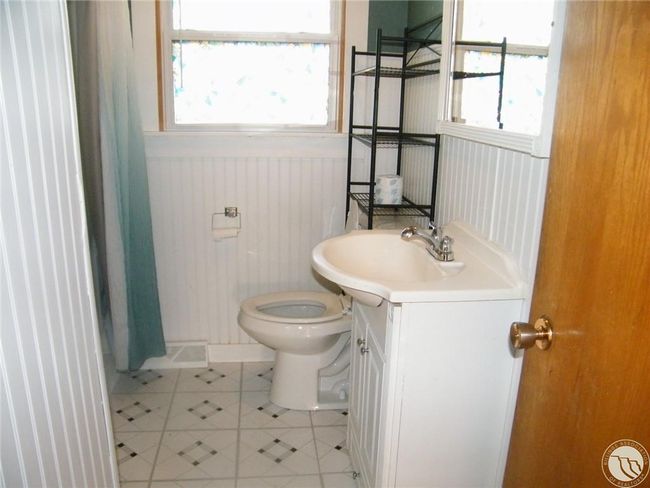 Upstairs bath | Image 11