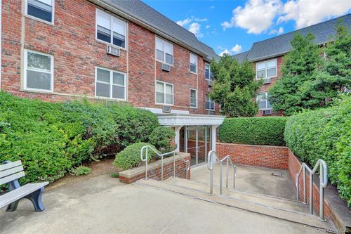 apt-104-20 Daley Pl, Lynbrook, NY, 11563-2201 | Card Image