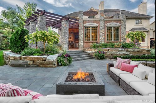 4995 Highland Ct, Clarkston, MI, 48348-5022 | Card Image