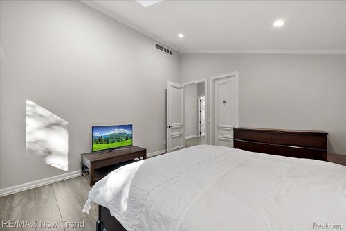 727 Mcdougal Dr, Waterford, MI, 48327-3054 | Card Image