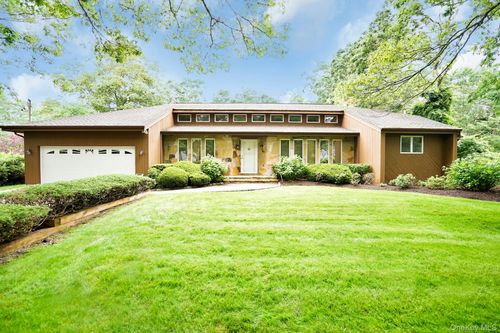 3 Harbor Rd, Hampton Bays, NY, 11946-3305 | Card Image