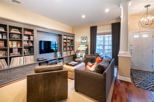 35 1st St, Pelham, NY, 10803-1402 | Card Image