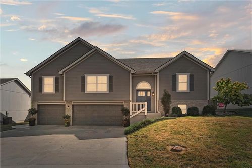 1804 Kenwood Dr, Blue Springs, MO, 64014-4218 | Card Image