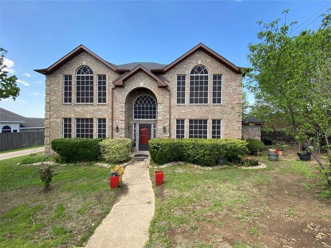 View of front facade with a front yard | Image 39