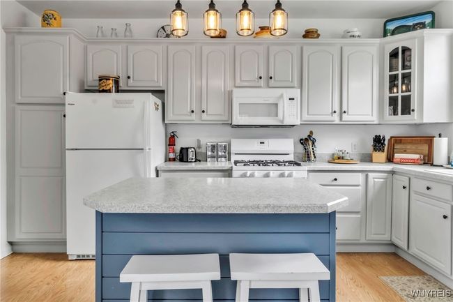 large eat in kitchen | Image 24