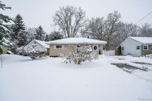 6333 Harriet Dr, Waterford, MI, 48327-1216 | Card Image