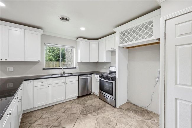 4655 Dellwood Ln, House other with 3 bedrooms, 2 bathrooms and null parking in Beaumont TX | Image 4