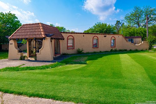 1017 E Kingsbury St, Seguin, TX, 78155-2117 | Card Image