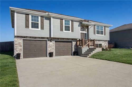 1402 Sw 9th Ter, Oak Grove, MO, 64075-7806 | Card Image
