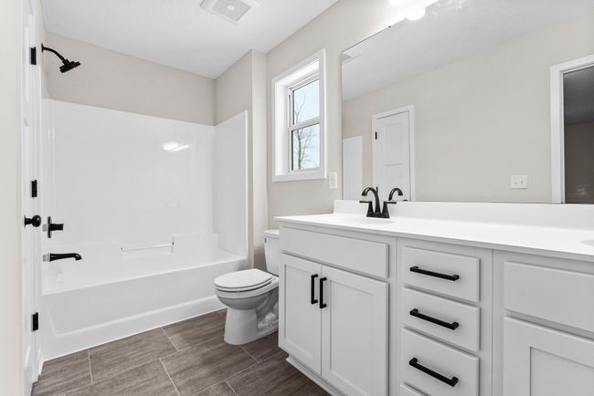 Upper Level Full Bath | Image 40