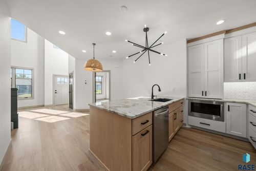 8609 W Shoreline Pl Place, Sioux Falls, SD, 57107-8515 | Card Image