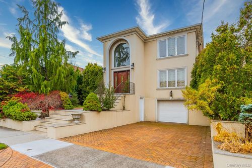 141 11th Ave, Malba, NY, 11357-2304 | Card Image