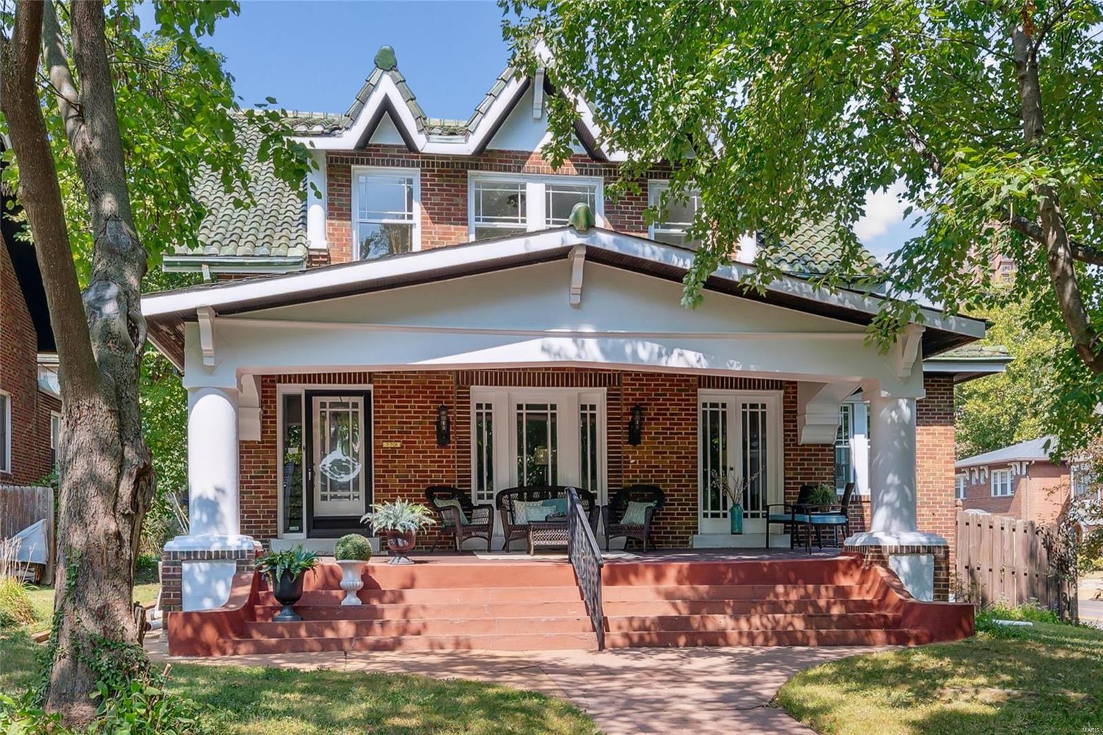 Country Club Ct, Saint Louis, MO 63105