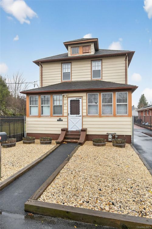 40 E 24th St, Huntingtn Sta, NY, 11746-3715 | Card Image