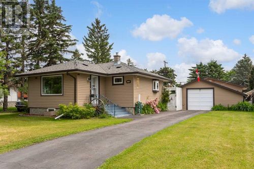 910 6 St Sw, High River, AB, T1V1B3 | Card Image
