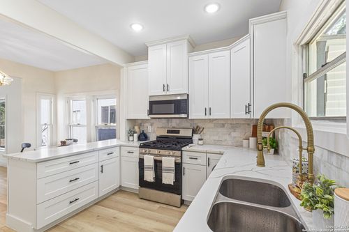 705 E Woodlawn Ave, San Antonio, TX, 78212-3136 | Card Image