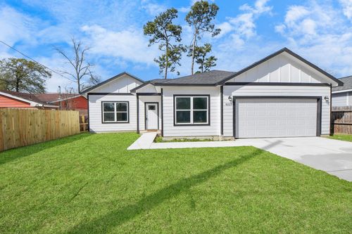8223 Woodlyn Rd, Houston, TX, 77028-1531 | Card Image