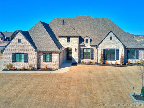 25 W 166th Pl S, Glenpool, OK, 74033-5301 | Card Image