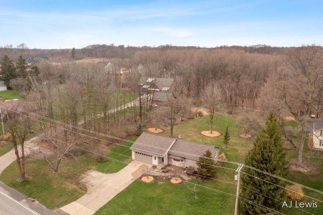 Driveway has a turn around | Image 29
