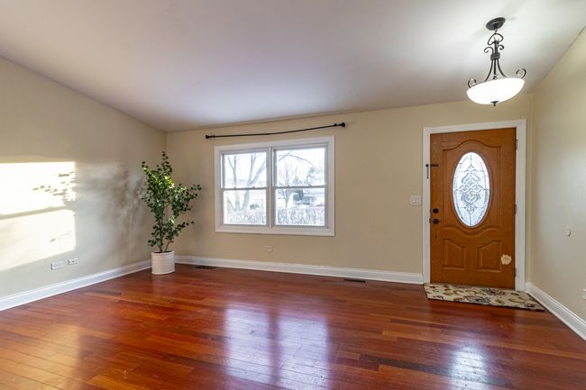 427 Brittany Ln, House other with 3 bedrooms, 2 bathrooms and 2 parking in Lindenhurst IL | Image 5