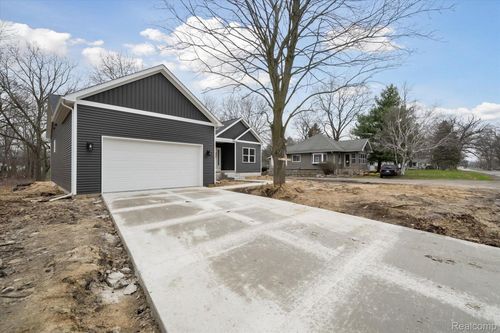 675 Crescent Lake Rd, Waterford, MI, 48327-2539 | Card Image