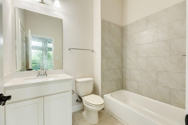 quest suite bathroom that include a tub and shower combo? | Image 37