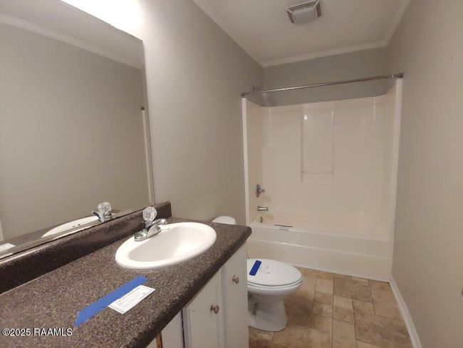 17 Bathroom | Image 17