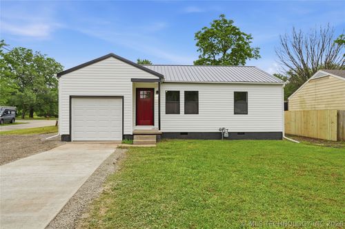 330 N Oak St, Dewey, OK, 74029-2211 | Card Image