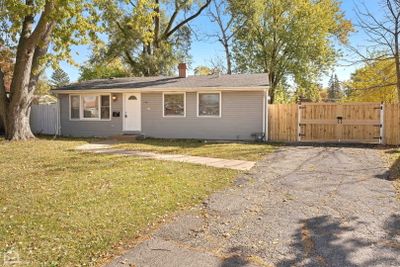 319 Tee Lane, House other with 3 bedrooms, 1 bathrooms and 3 parking in Carpentersville IL | Image 2