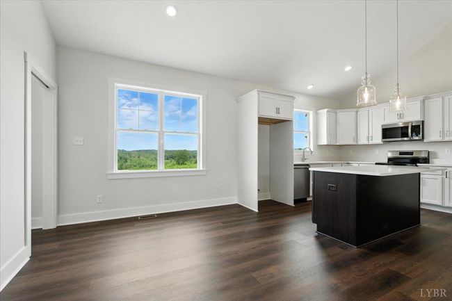 8666 Hat Creek Rd, House other with 3 bedrooms, 2 bathrooms and null parking in Brookneal VA | Image 9