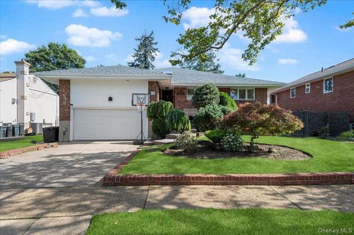 636 Diane Pl, Valley Stream, NY, 11581-3008 | Card Image