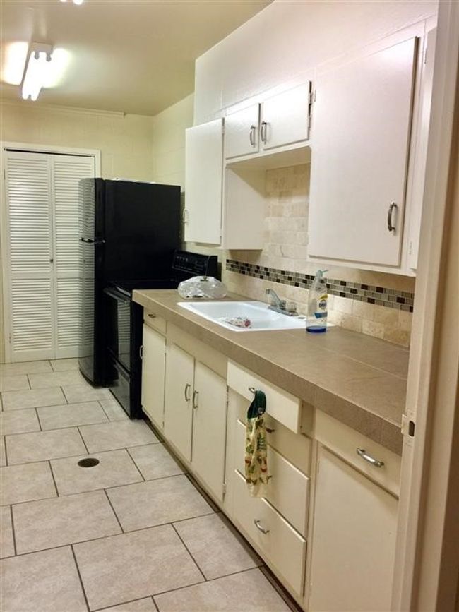 pool house kitchen | Image 24