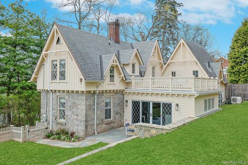 9 Strawberry Ln, Irvington, NY, 10533-1320 | Card Image