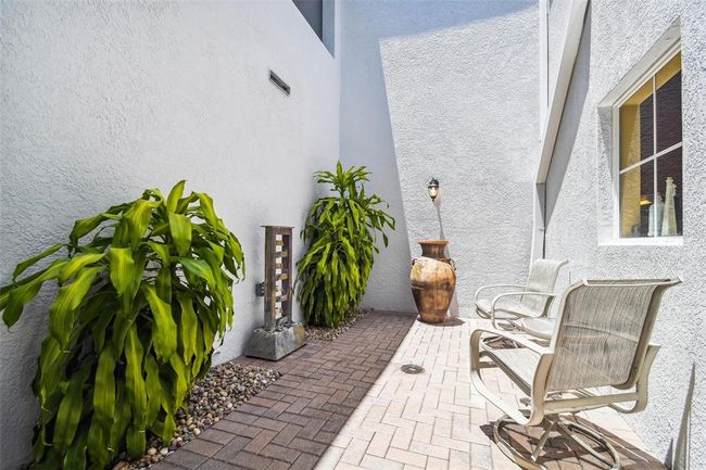 Downstairs Courtyard/Patio | Image 28