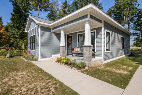 158 Scenic Woods Dr, Cadillac, MI, 49601-7094 | Card Image